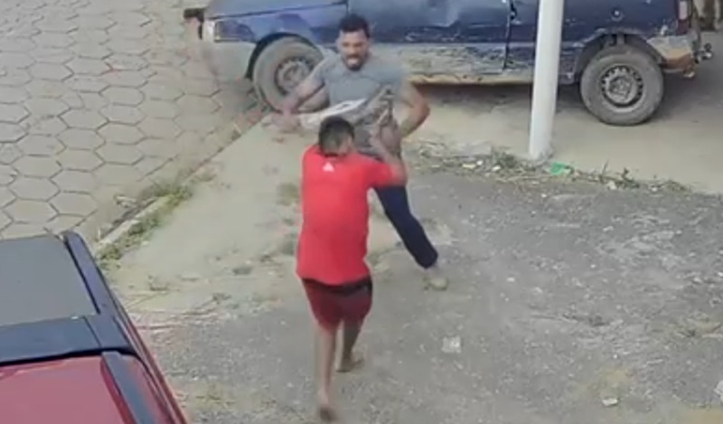 Homem é morto a golpes de faca após implorar por misericórdia; crime foi registrado por câmeras