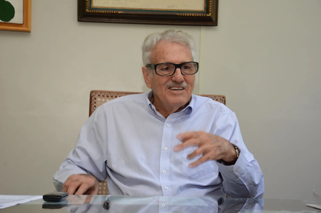 Batista Custódio, jornalista goiano e fundador do Diário da Manhã, em registro durante sua trajetória na imprensa política brasileira, reconhecido pela atuação crítica e pela defesa da liberdade de expressão ao longo de mais de seis décadas