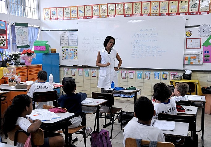 Goiânia anuncia reajuste do piso dos professores e salário passa a R$ 5,1 mil