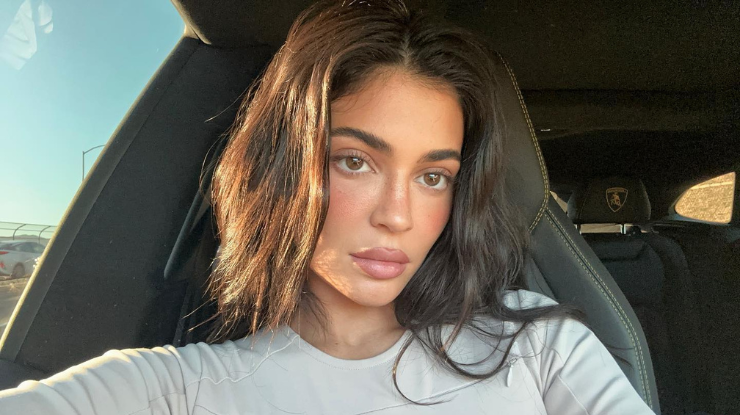 Kylie Jenner é processada por ex-funcionária que denuncia assédio e irregularidades trabalhistas
