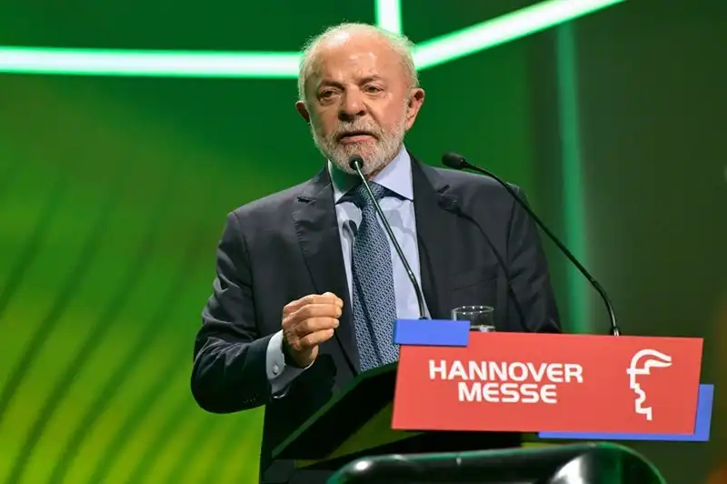 Na Alemanha, Lula defende biocombustíveis e critica regras da União Europeia