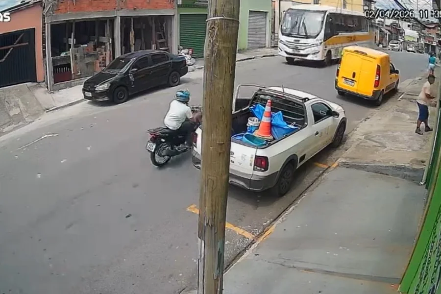 Câmera de segurança registra acidente que matou motociclista após porta de picape ser aberta