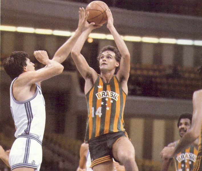 Lenda do basquete mundial, Oscar Schmidt morre aos 68 anos em São Paulo