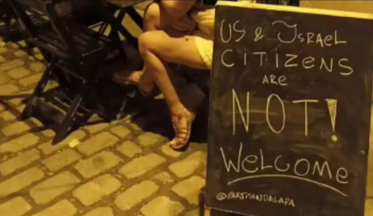 "Cidadãos dos Estados Unidos e de Israel não são bem-vindos", diz placa de bar no Rio