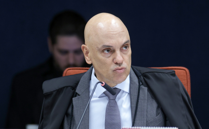 Flávio Bolsonaro pede afastamento de Alexandre de Moraes em caso Banco Master