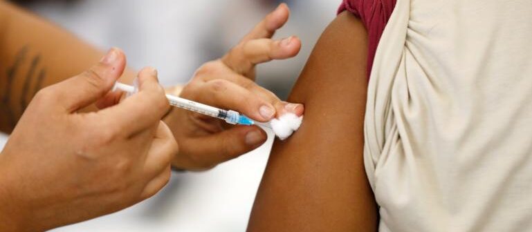 Postos de vacinação mantêm imunização contra influenza no feriado em Goiânia