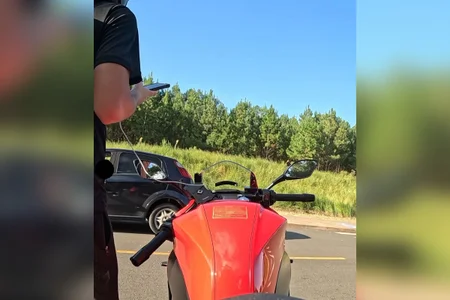 Motociclista é abordado por motorista com proposta sexual em via pública; vídeo viraliza