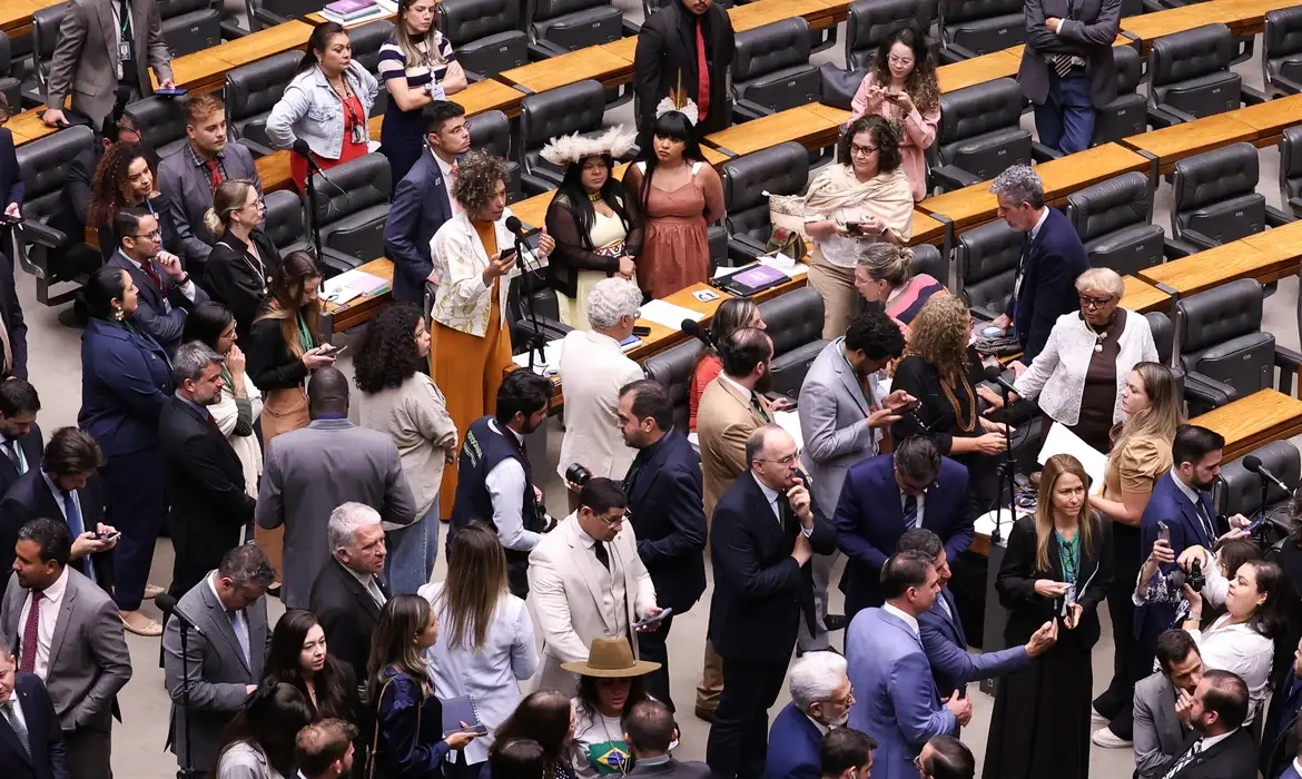 Câmara analisa projeto que permite uso de recursos de campanha para cuidado de filhos de candidatas