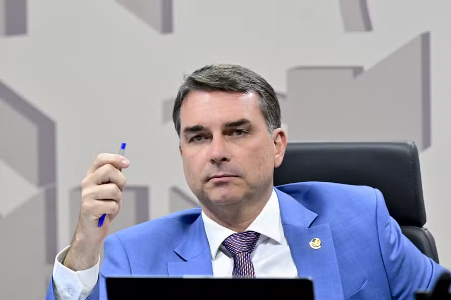Apesar de não apoiar primeiros pedidos, Flávio Bolsonaro articula CPI do Master