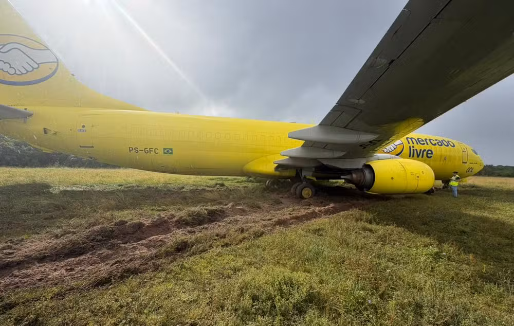 Avião cargueiro da Gol sai da pista ao pousar no Aeroporto de Salvador