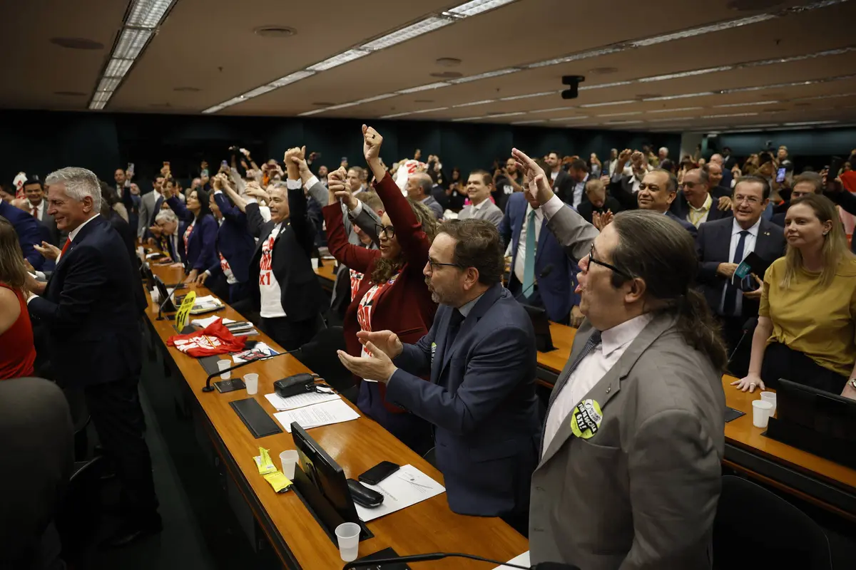 PEC do fim da escala 6x1 prevê jornada sem limite para salários acima de R$ 21,8 mil