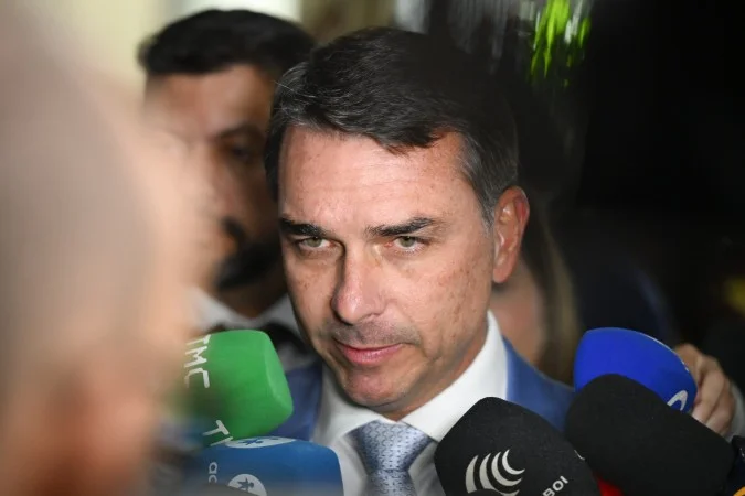 Flávio Bolsonaro evita detalhar viagem aos EUA e desdenha: ‘Liga para a Casa Branca’