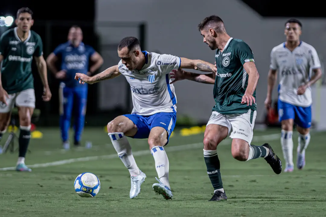 Goiás pode ter mudanças no ataque e Avaí chega pressionado para duelo na Ressacada