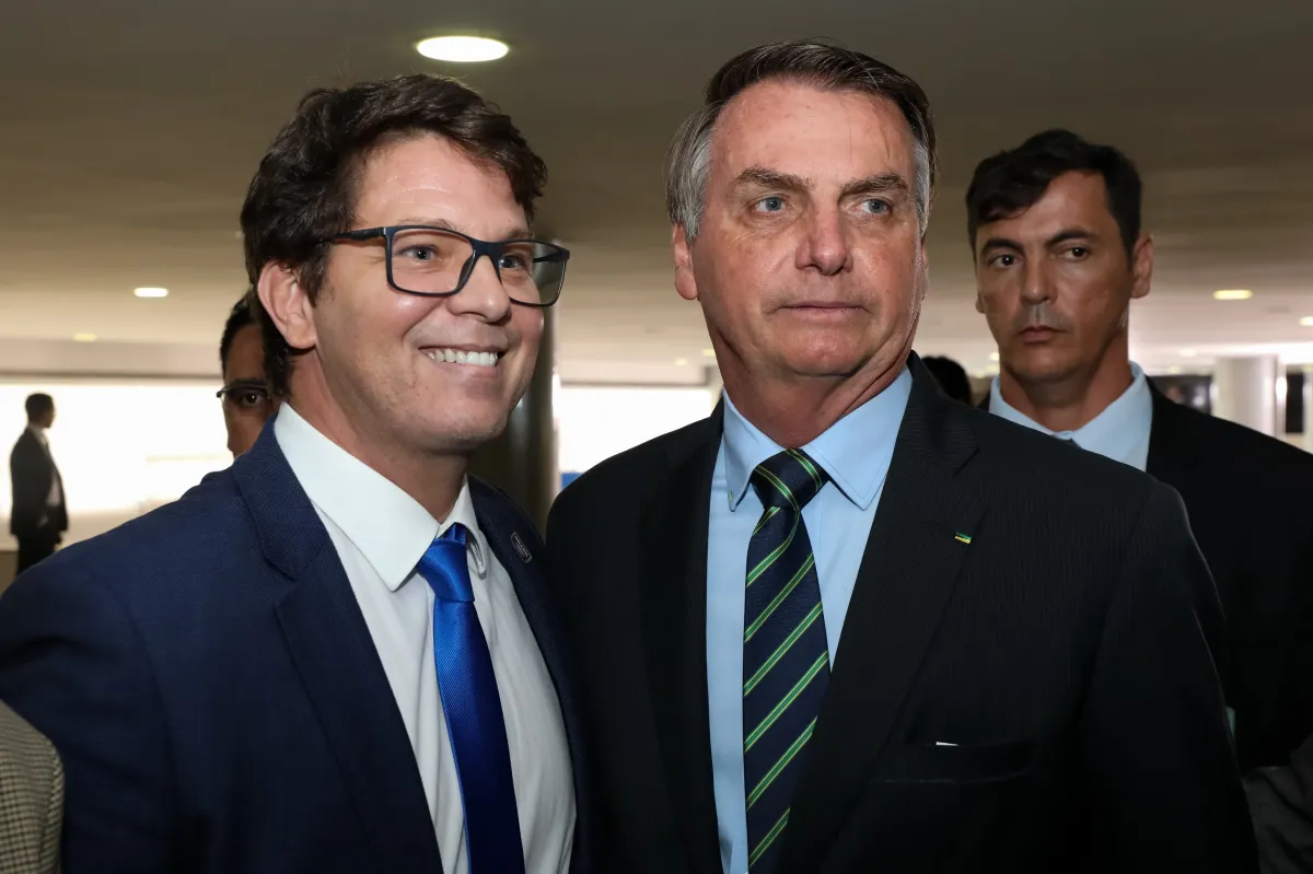 Mário Frias nega uso de dinheiro de Vorcaro em filme sobre Bolsonaro