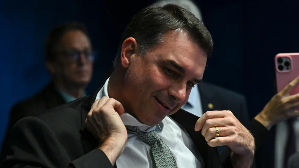 Centrão repensa aliança com Flávio Bolsonaro após áudios que mostram proximidade com Vorcaro