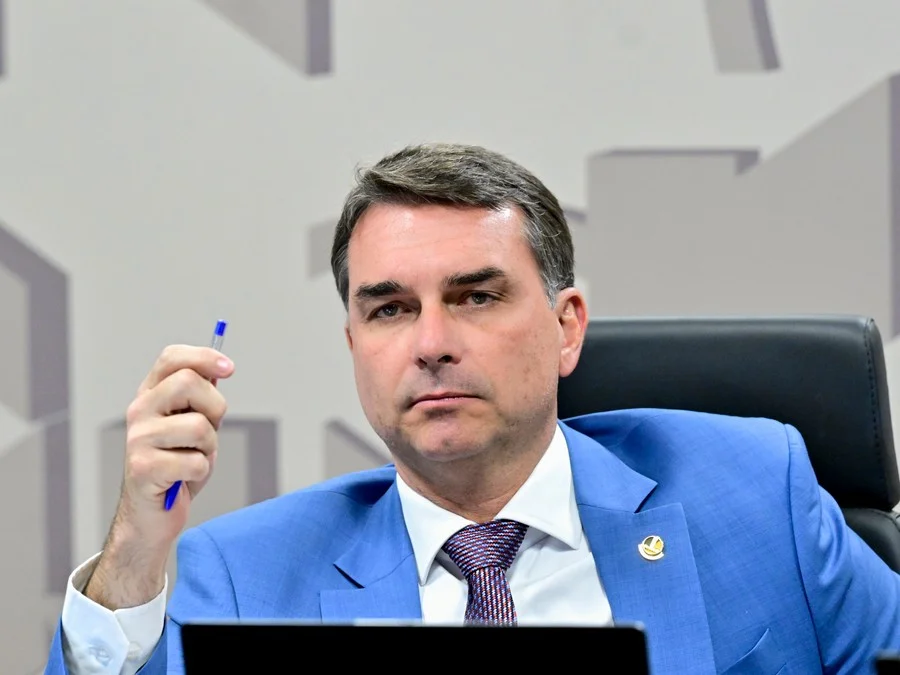 Flávio Bolsonaro pede suspensão de pesquisa Atlas/Bloomberg no TSE