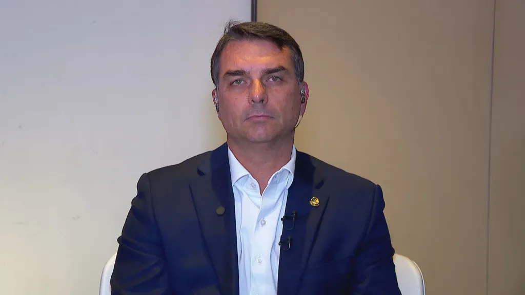 Flávio Bolsonaro admite que novos vídeos sobre relação com Vorcaro podem surgir, mas nega surpresas