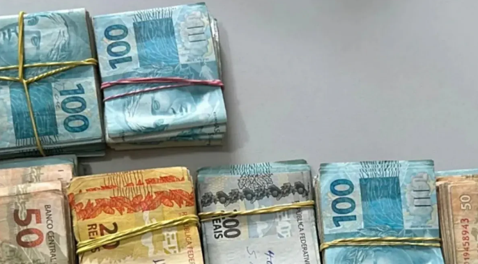 Homem que juntava dinheiro para comprar aparelho auditivo tem R$ 61 mil furtados pelo irmão