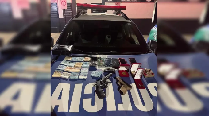 Dupla armada faz família refém e tenta fugir pelo telhado em Águas Lindas