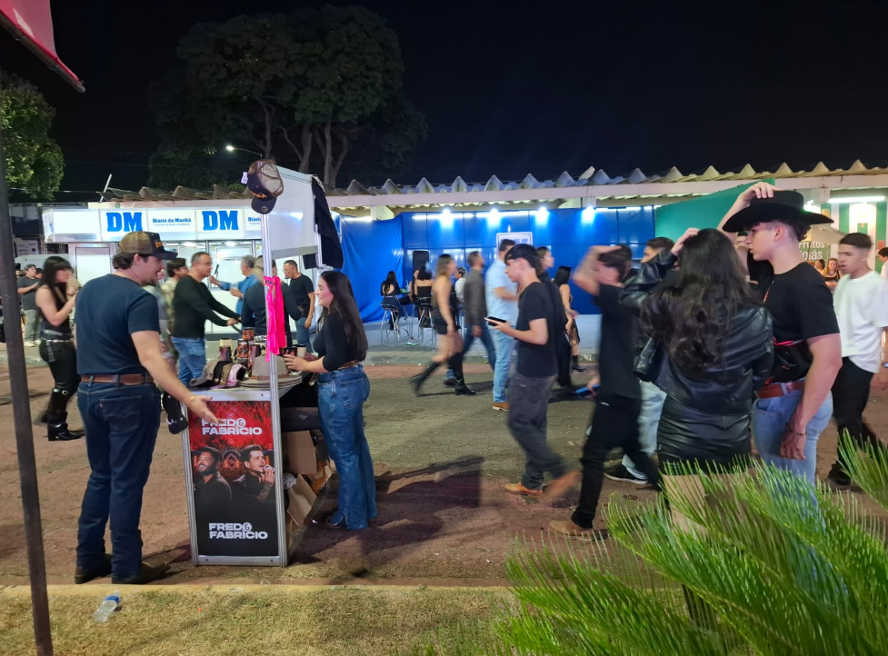 Estande do DM recepciona público em noite de show de Alok na Pecuária