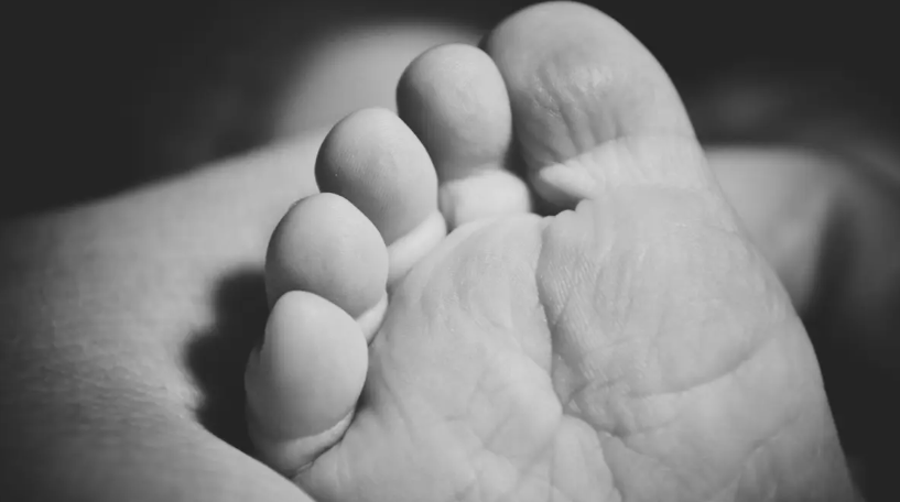 Justiça manda IML liberar corpo de bebê sem registro em Anápolis