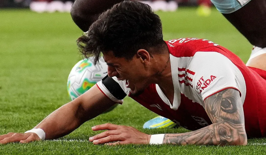 Jogador do Arsenal passa por momento inusitado após falha com uniforme em campo