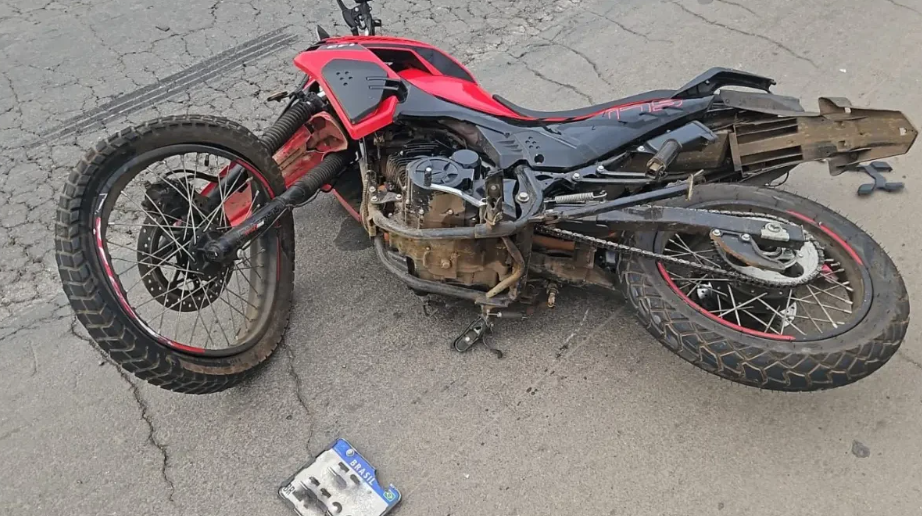 Motociclista morre após acidente e atropelamento na BR-153 em Aparecida