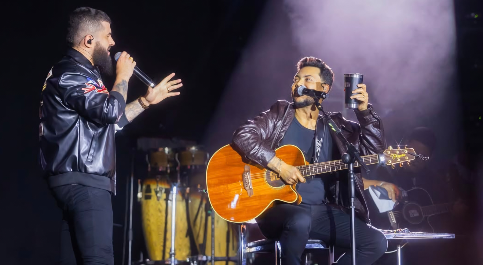 Dupla Ícaro &amp; Gilmar emociona público e faz arena cantar na Pecuária de Goiânia