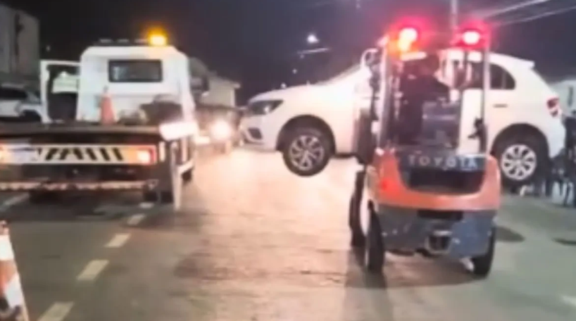 Carro estacionado em local irregular é guinchado próximo à Pecuária de Goiânia