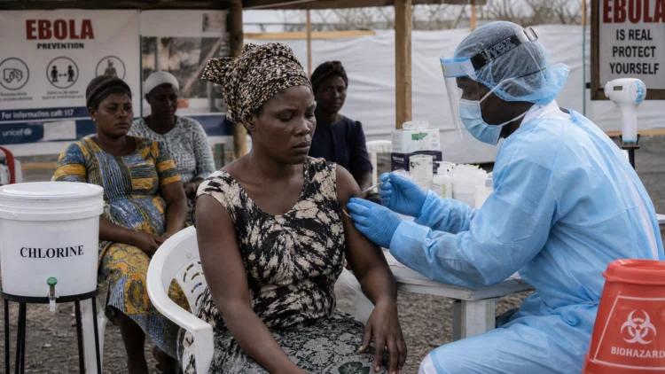 Sem vacina aprovada, Ebola se espalha e OMS admite dificuldade para conter surto