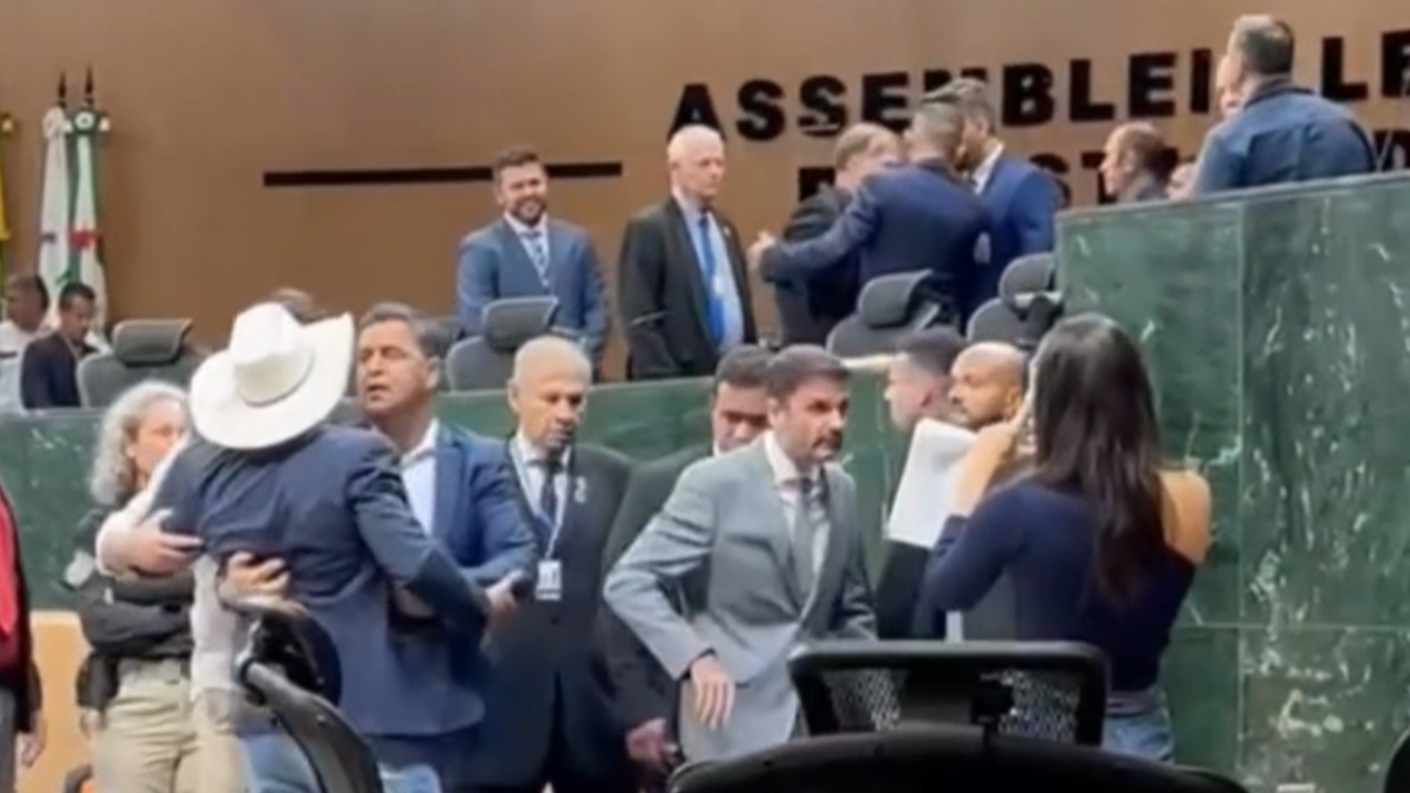 Troca de ofensas entre deputados do PL encerra sessão na Alego. Veja vídeo