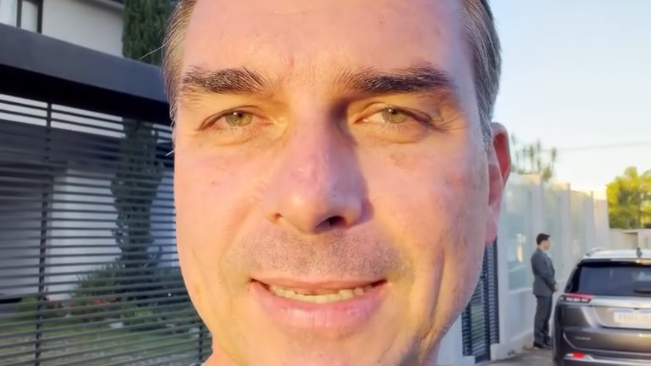 Equipe de Flávio Bolsonaro tenta conter desgaste político