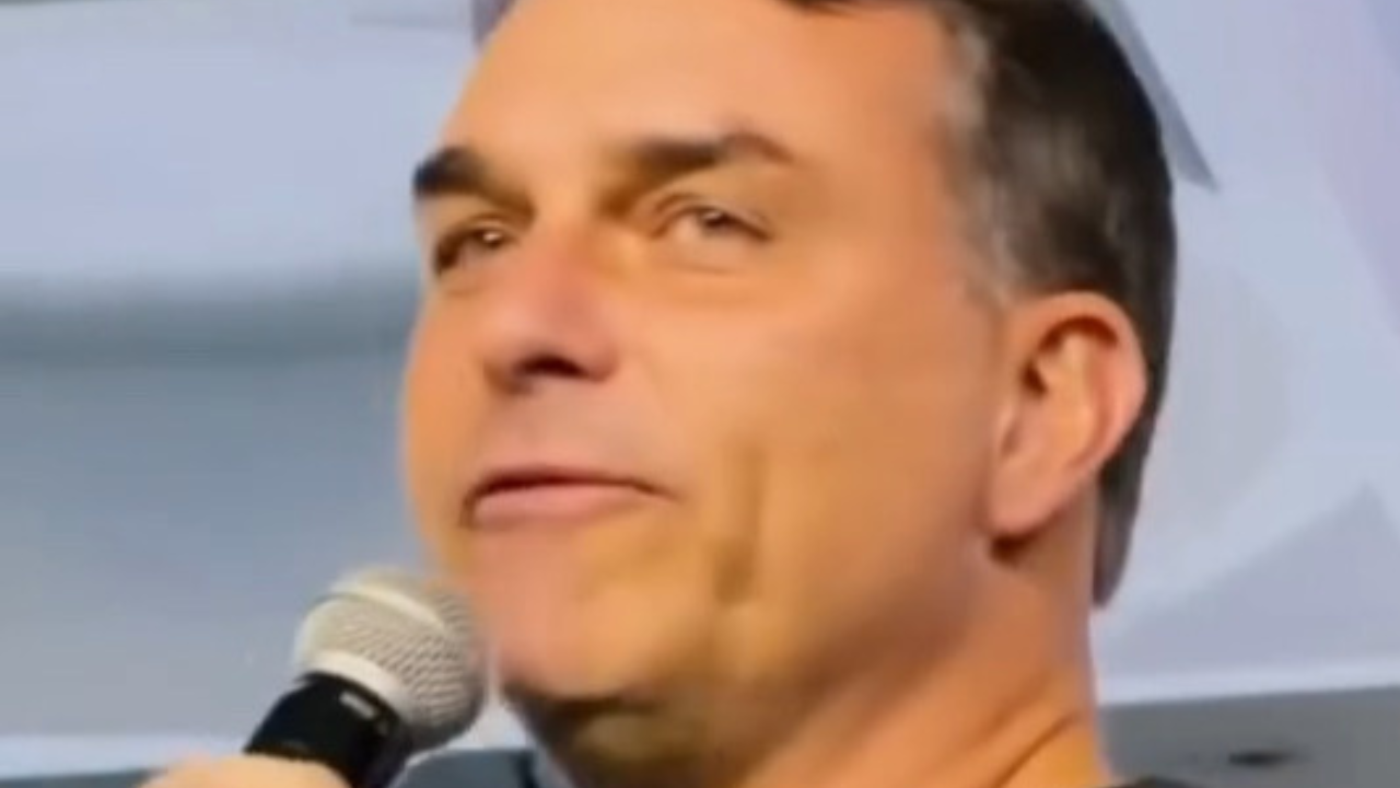 Flávio Bolsonaro afirma que está 'mais motivado do que nunca' e que carrega 'sangue de Bolsonaro'; veja vídeo