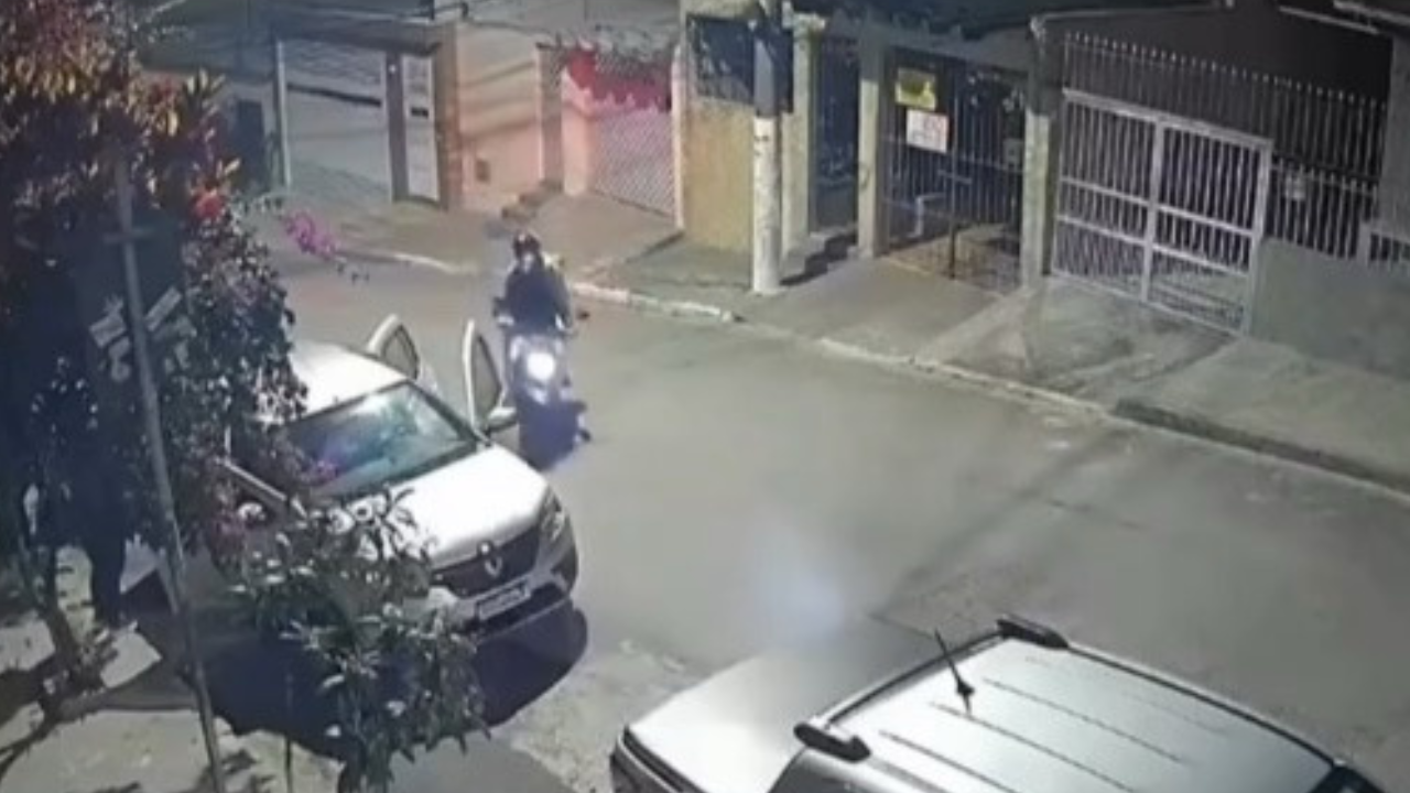 Vídeo: Vítima reage, toma moto de assaltantes e os coloca para correr
