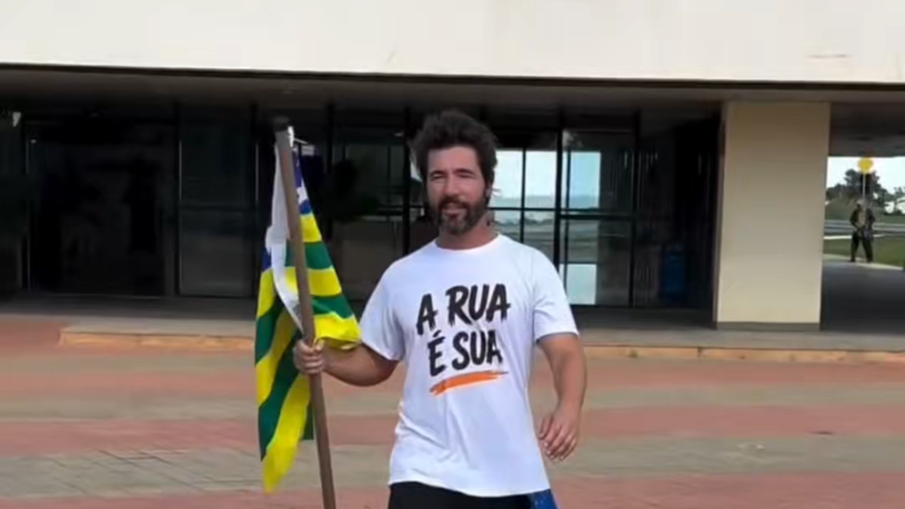 Vídeo: Ator e ex-genro de Leonardo inicia caminhada de Goiânia a Brasília em apoio aos ambulantes