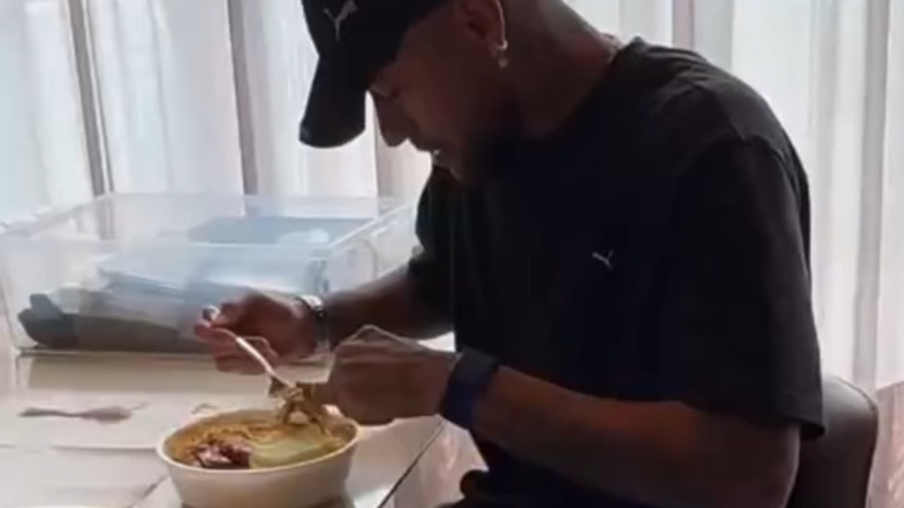 Neymar é flagrado comendo marmitex em momento 'gente como a gente'; veja vídeo