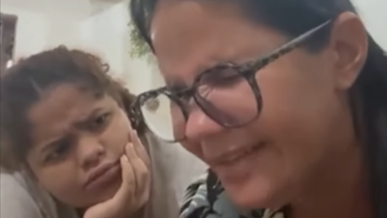 Mãe surpreende filha com “oração” para afastar vício em celular; veja vídeo
