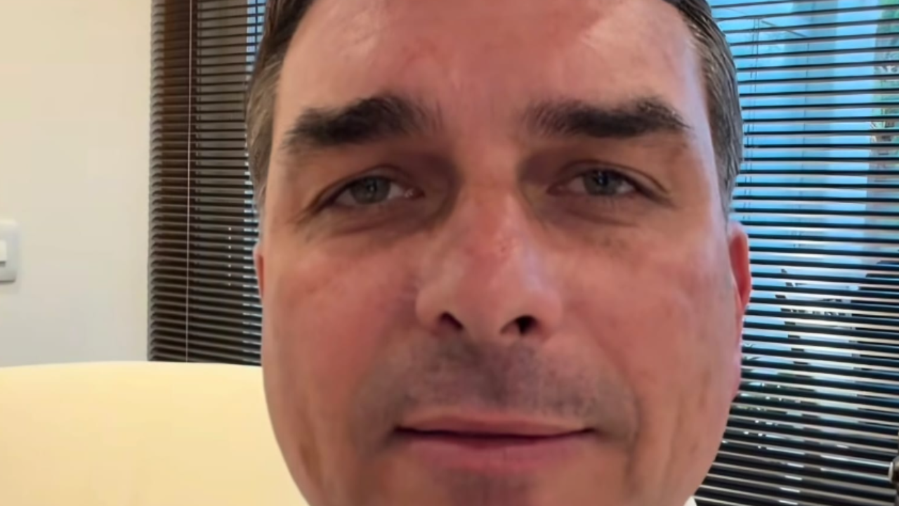 Em vídeo, Flávio Bolsonaro admite busca por recursos junto a Daniel Vorcaro para filme sobre ex-presidente