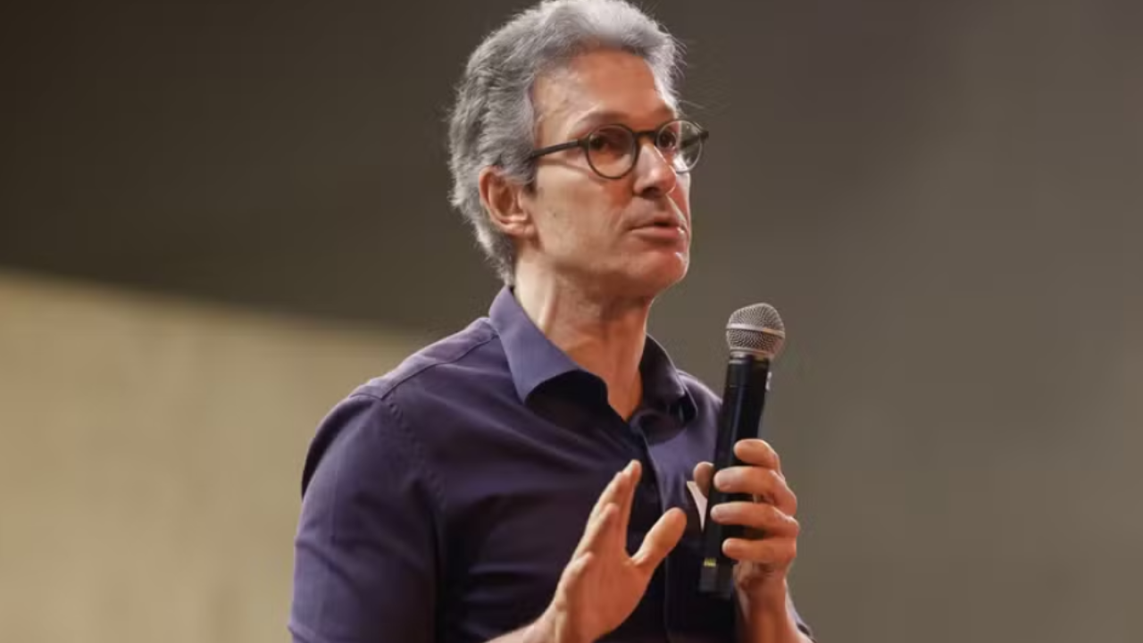 Zema rompe com Flávio Bolsonaro e critica sua relação com Banco Master