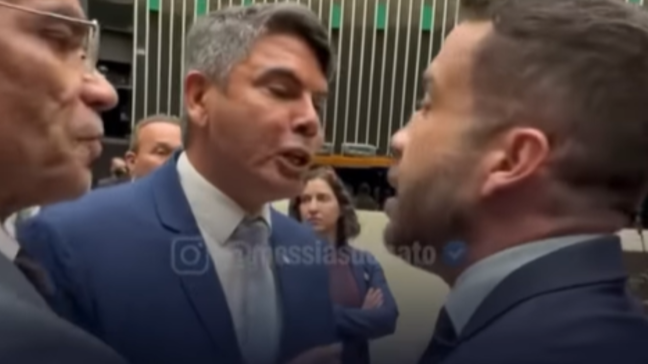 Vídeo: Flávio Bolsonaro vira alvo em bate-boca entre Janones e deputados na Câmara