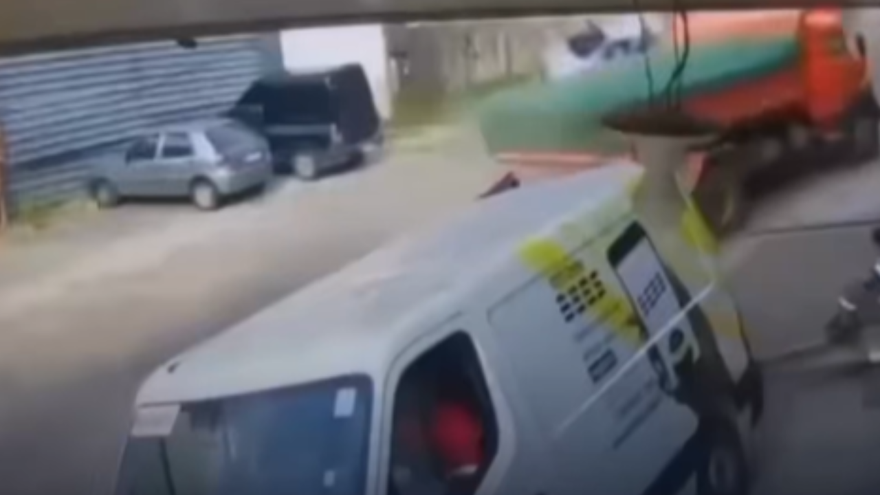 Caminhão desgovernado atinge veículos e deixa três mortos em rodovia; assista ao vídeo