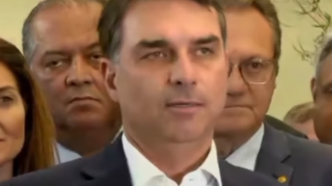 Flávio Bolsonaro admite encontro com Daniel Vorcaro após prisão do empresário; veja vídeo