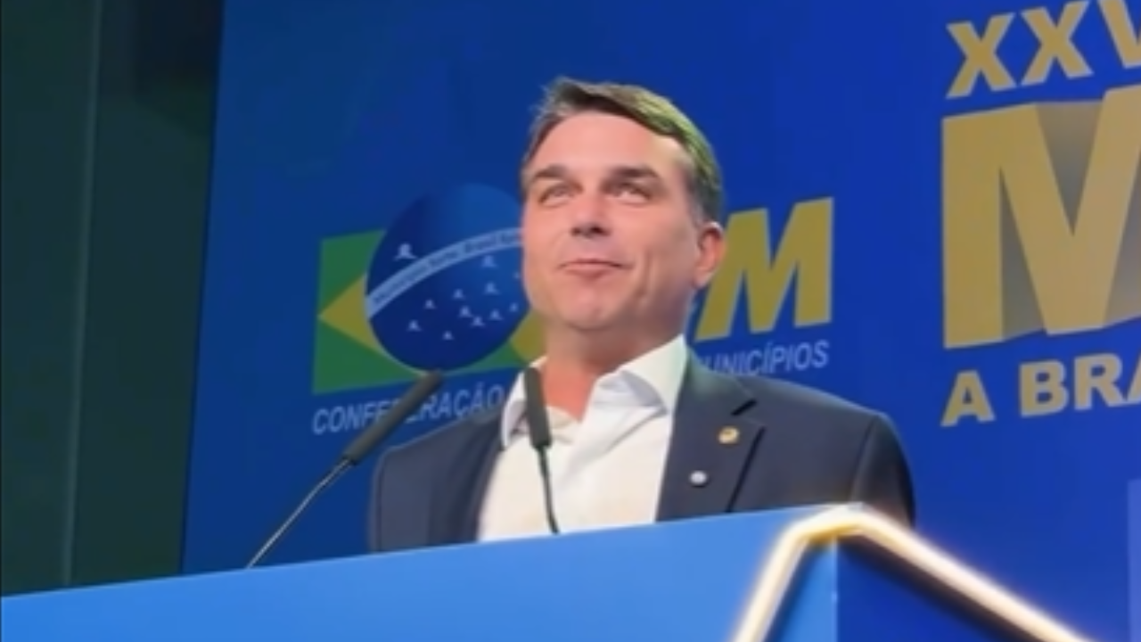 Vídeo: Flávio Bolsonaro destaca municípios após participação em Marcha dos Prefeitos