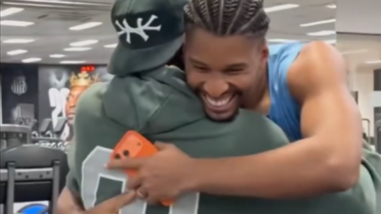 Vídeo: Neymar recebe carinho de funcionários e elenco em retorno ao CT do Santos