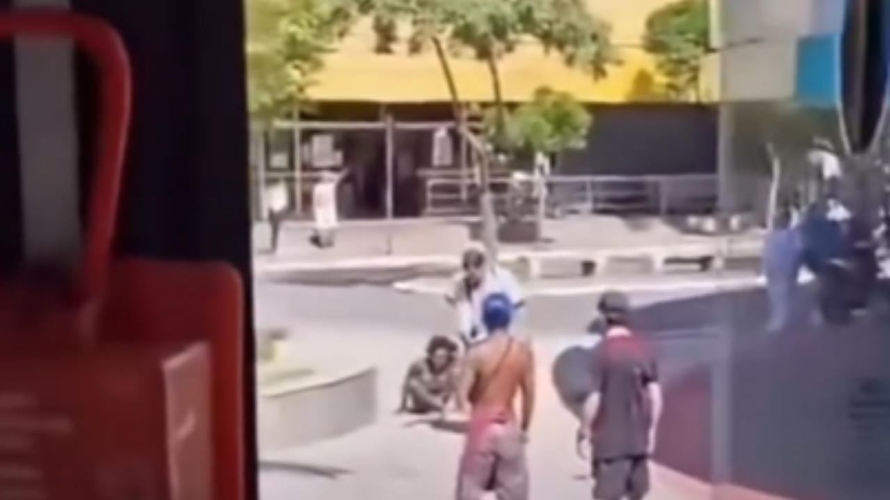 Motorista de ônibus agride mulher em via pública e cena revolta redes sociais; veja vídeo