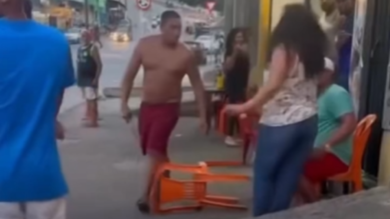 Vídeo: Mulher sofre agressão com chicotadas em frente a bar e caso provoca revolta