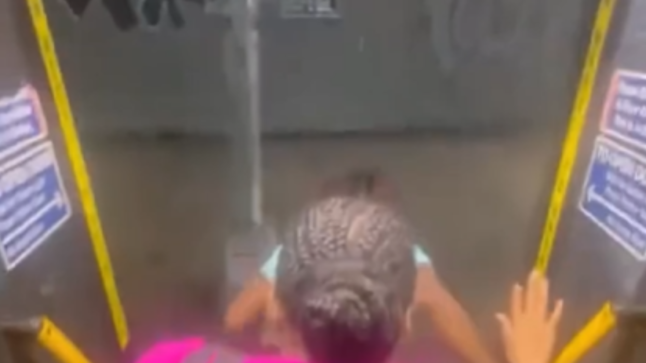 Cena impressionante mostra mulher ao ser levada por enxurrada; veja vídeo