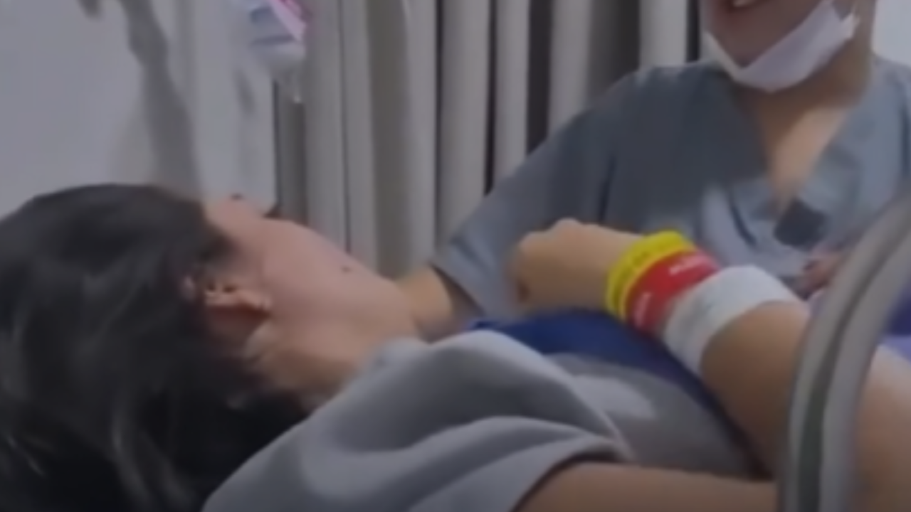 Mulher acorda de sedação e se apaixona pelo próprio marido; veja vídeo