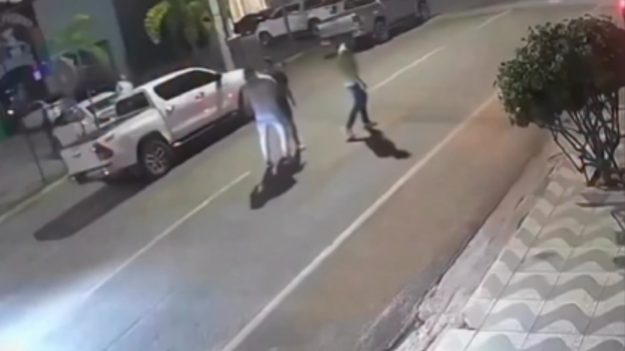 Jovem morre após ser atingido por carro em confusão; veja vídeo