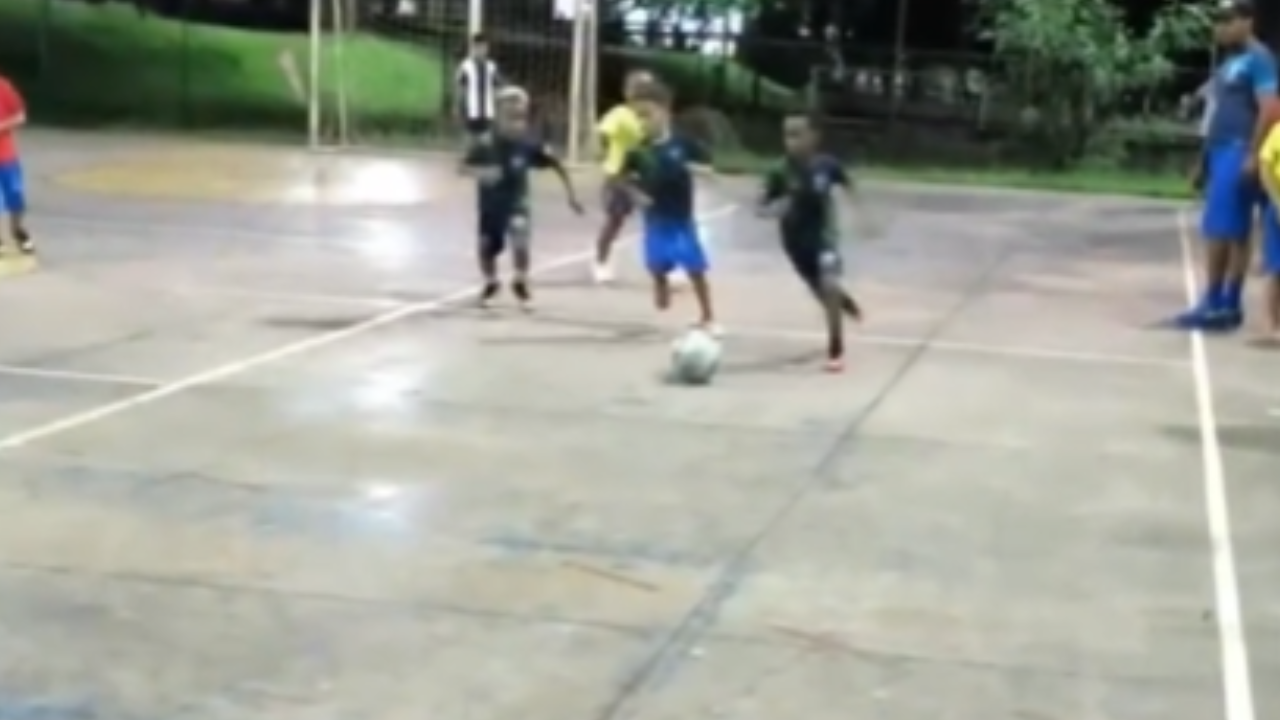 Mini craque rouba a cena com sequência de dribles e viraliza; assista ao vídeo